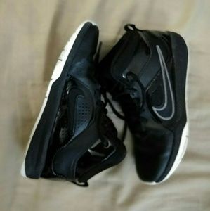 EUC Nike Team Hustle D6 Youth Boys S251 Sz 3Y